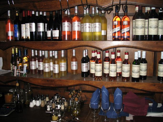 různé láhve vína ve vinárně